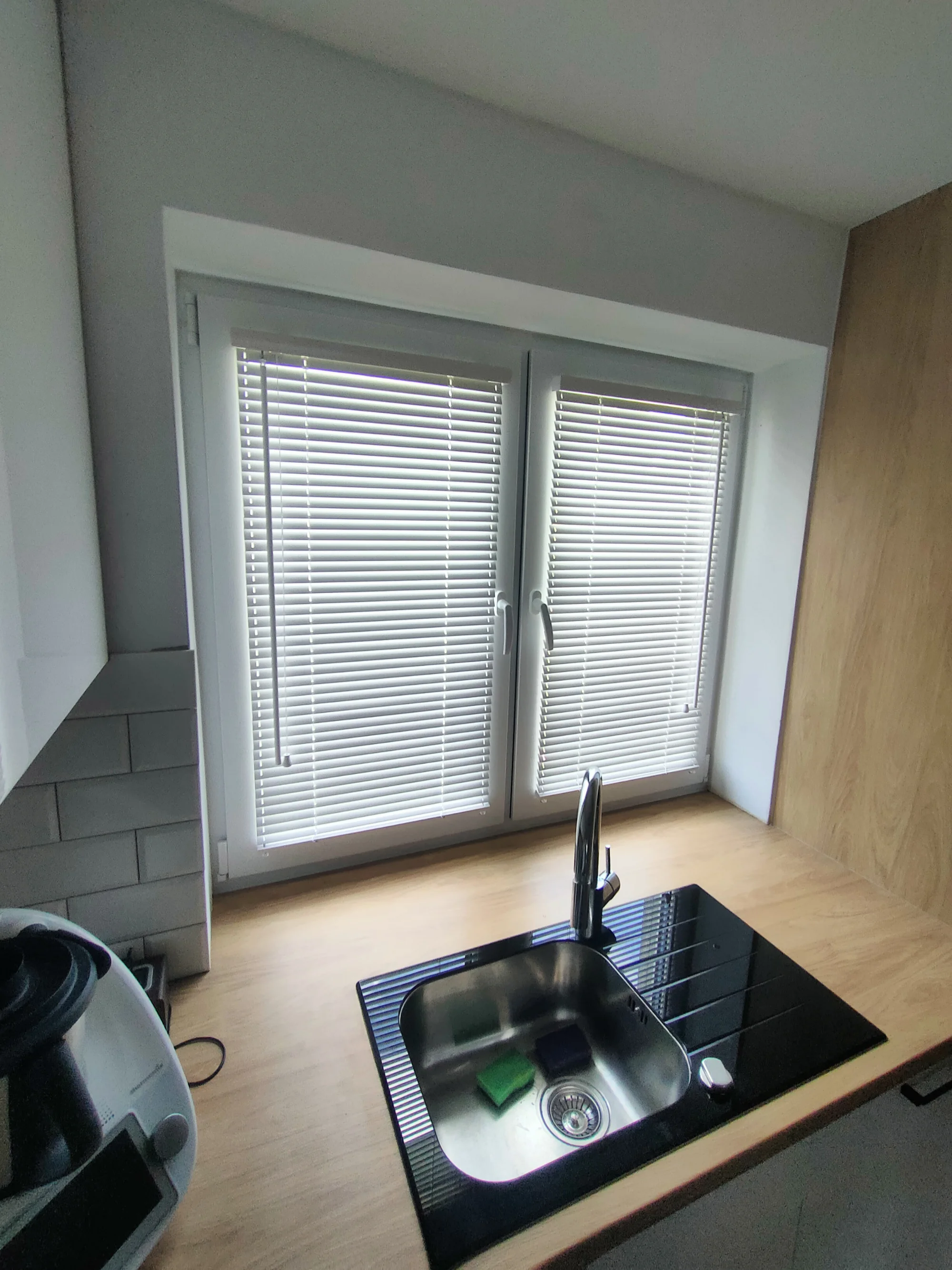Żaluzje aluminiowe w kuchni