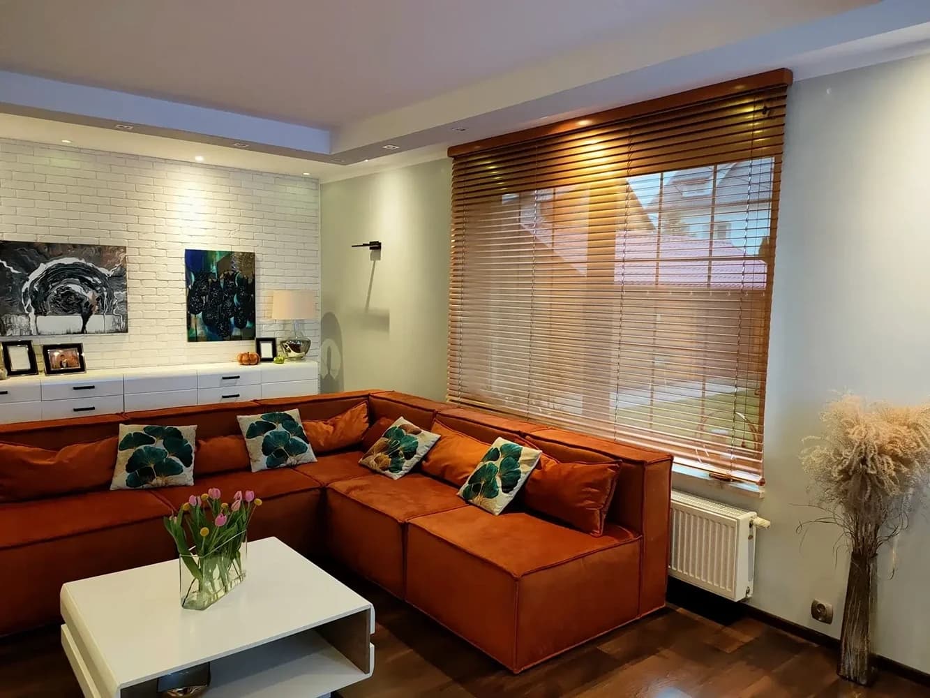 Żaluzje aluminiowe 50mm perforowane w salonie